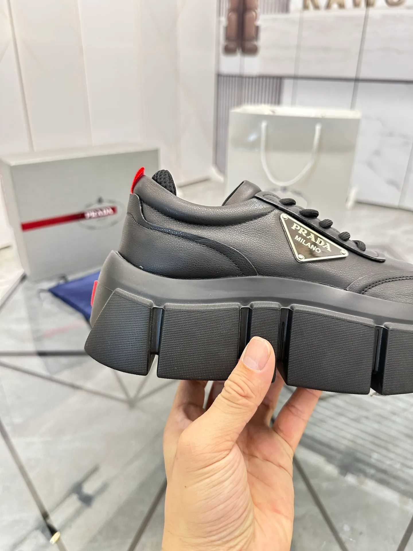 Selling men's shoes 💰: 💰P560¥ High-end top quality Product trademark: Prada * "Prada*" low-top casual shoes Regular size: 35-45 (can be customized to 46) Couple style Product material: imported first-layer cowhide leather upper, breathable lining, original outsole. No.: H201